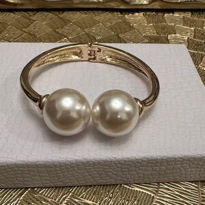 Elegant Gold and Pearl Women's Bracelet
